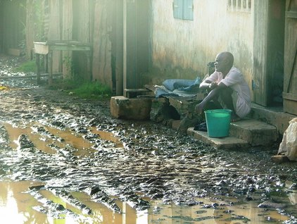 Un résident assis sur les marches de sa maison